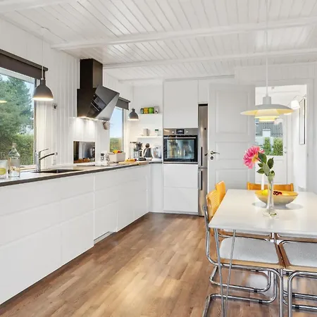 Stunning Home In Humble With Wifi * Nordenbro Vesteregn